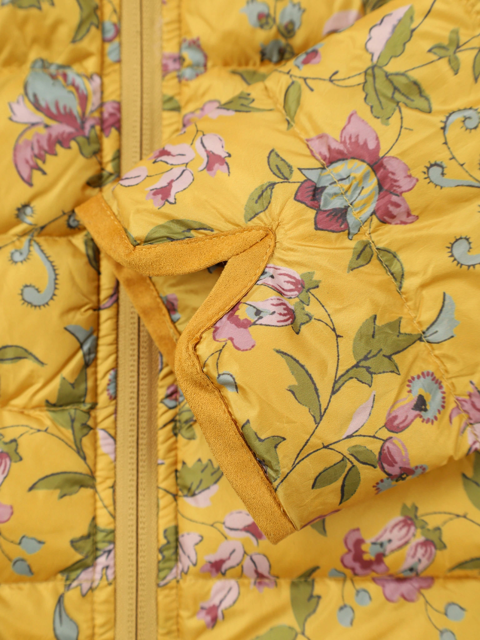 Куртка желтого цвета с цветочным принтом с горизонтальной стежкой